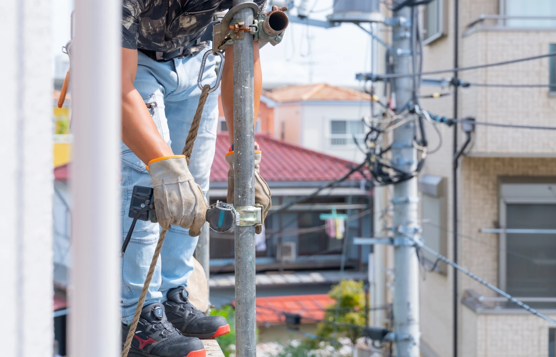 協力して足場を組み立てるスタッフたち