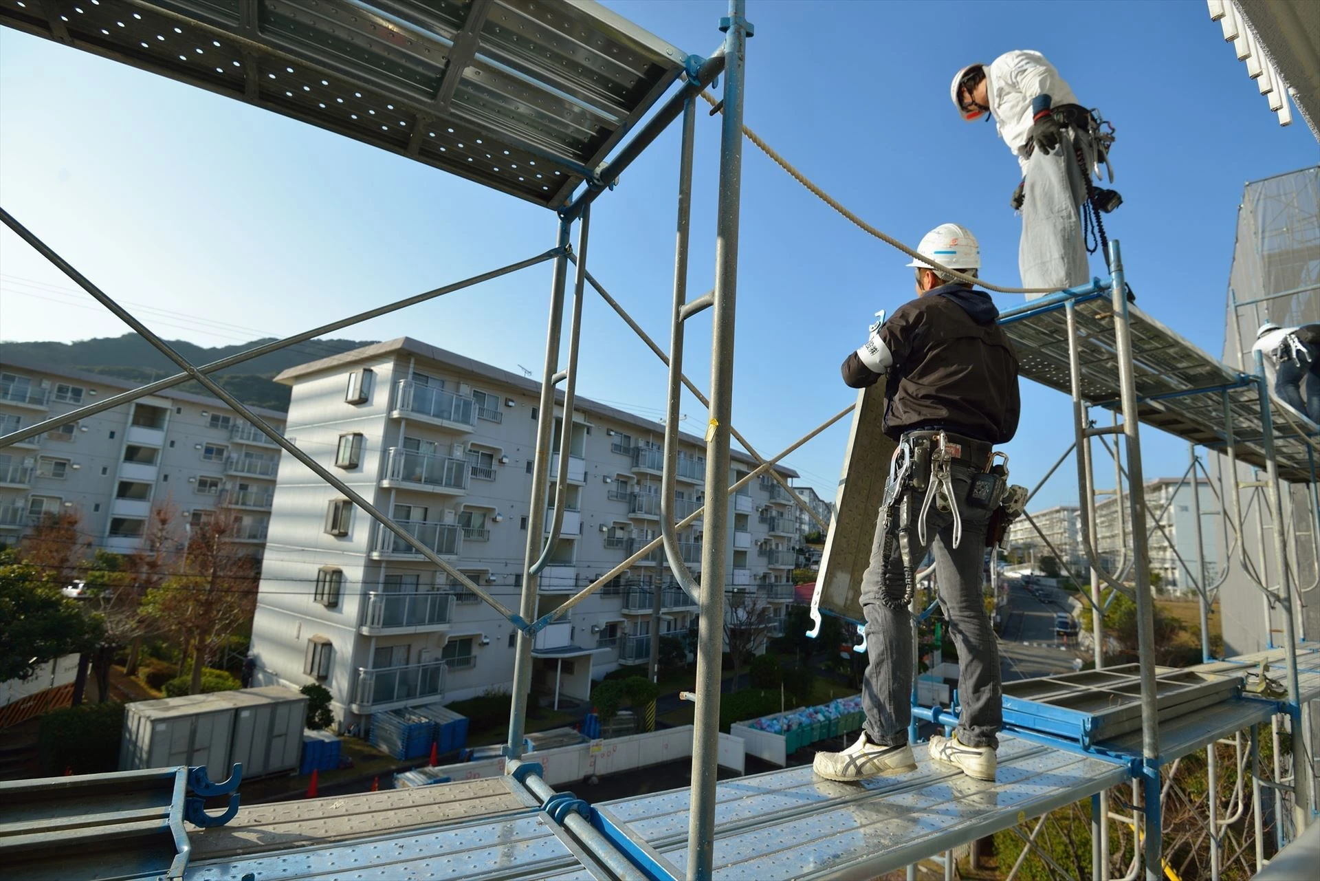 足場を解体する職人たち_M